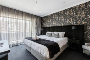 Modern Nomads Elegant Studio in the Heart of CBD with Pool & Balcony